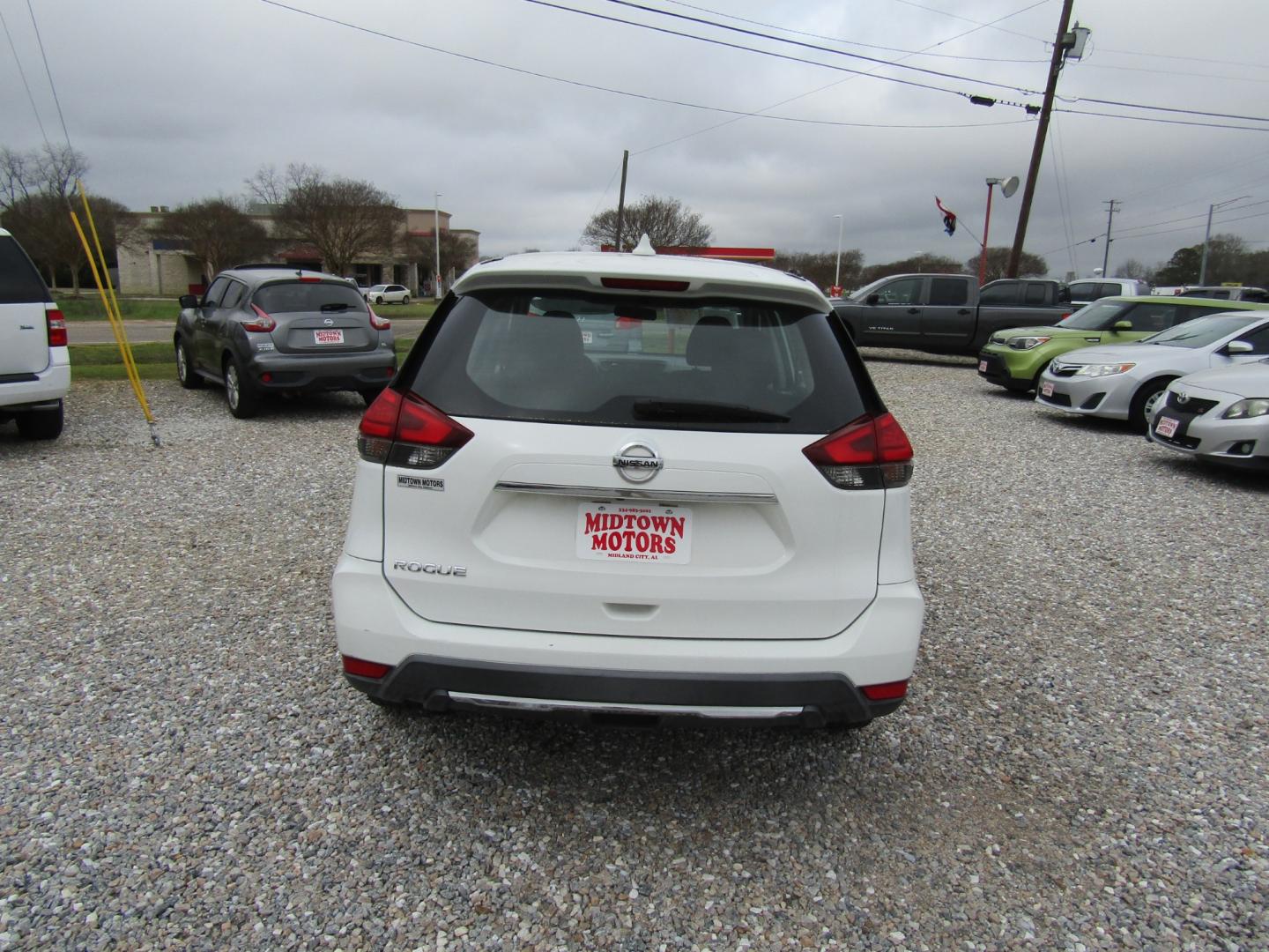 2017 White Nissan Rogue SL FWD (KNMAT2MT9HP) with an 2.5L L4 DOHC 16V engine, Automatic transmission, located at 15016 S Hwy 231, Midland City, AL, 36350, (334) 983-3001, 31.306210, -85.495277 - Photo#6